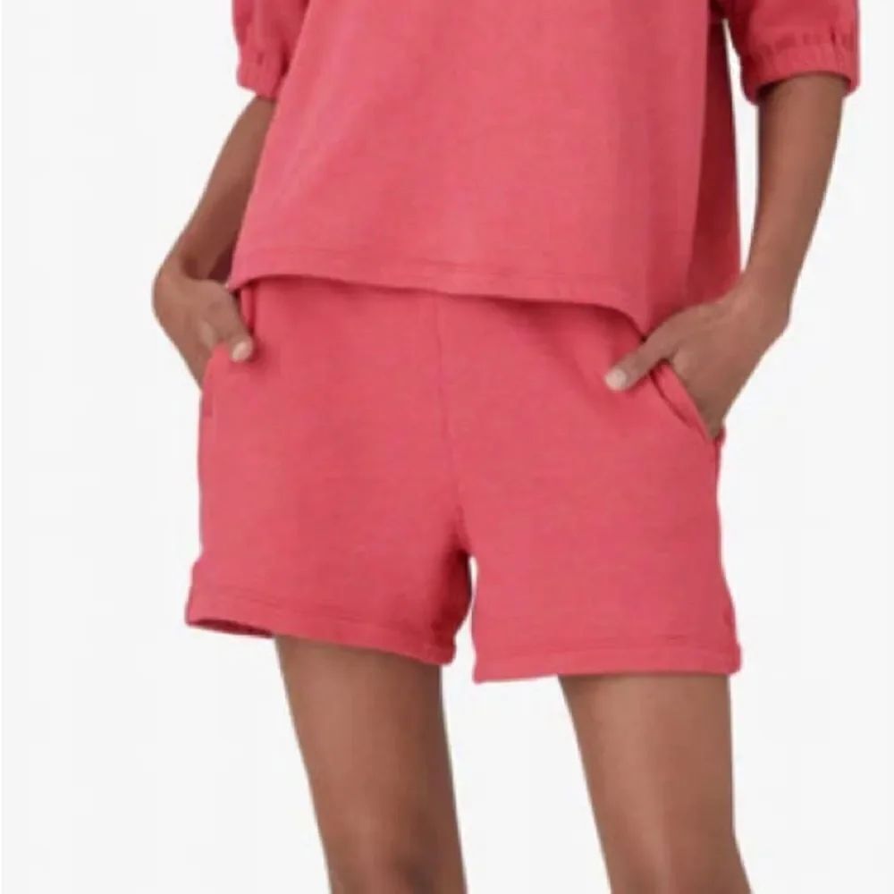 XIRENA WOMEN'S SHAYNE SHORTS in red berry M